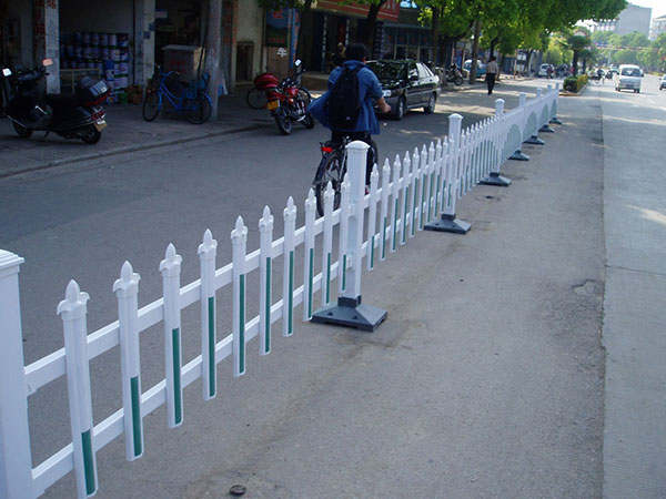 道路护栏可以用PVC材料制作吗