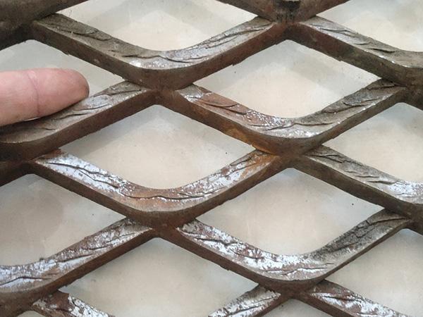 哪些因素导致钢板网护栏保护膜的破损