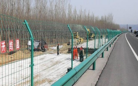 金属护栏网和金属栅栏的主要区别