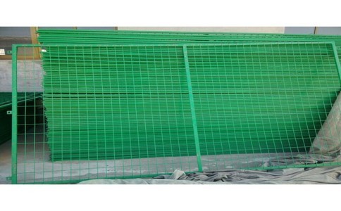 公路护栏网跟机场护栏网的对比